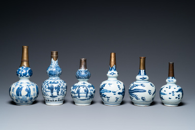 Six vases de forme double gourde en porcelaine de Chine en bleu et blanc, &eacute;poque Transition et apr&egrave;s
