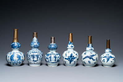 Zes Chinese blauw-witte kalebasvazen met monturen in koper en brons, Transitie periode en later