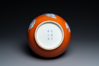 Un vase de forme bouteille en porcelaine de Chine famille rose &agrave; fond rouge de corail, marque et &eacute;poque de Guangxu