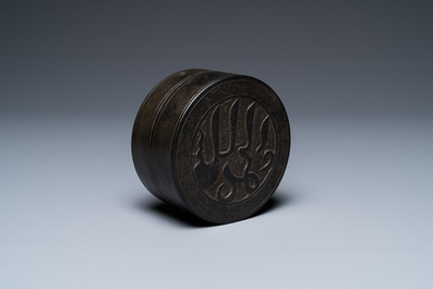 Een Chinese bronzen dekseldoos met inscriptie voor de islamitische markt, 17e eeuw