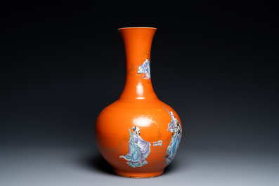 Een Chinese flesvormige famille rose vaas met koraalrode fondkleur, Guangxu merk en periode