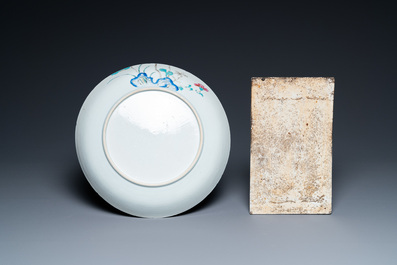 Un plat en porcelaine de Chine famille rose et une plaque qianjiang cai sign&eacute;e Wang Ziqing dans un &eacute;cran en bois, Yongzheng et R&eacute;publique