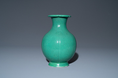 Un vase en porcelaine de Chine en vert monochrome, marque de Yongzheng, 18/19&egrave;me