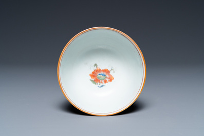 Une tasse et soucoupe en porcelaine de Chine famille rose &agrave; d&eacute;cor 'Pompadour',  Yongzheng/Qianlong