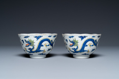Une paire de bols &agrave; d&eacute;cor de dragons en porcelaine de Chine, marque et &eacute;poque de Daoguang