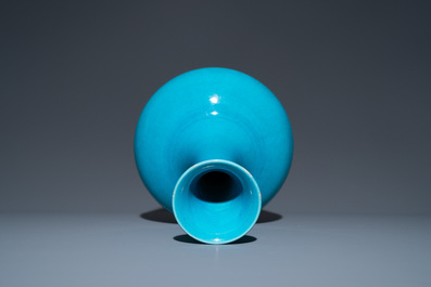 Un vase de forme bouteille en porcelaine de Chine en turquoise monochrome, 18&egrave;me