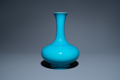 Een Chinese monochrome turquoise flesvormige vaas, 18e eeuw