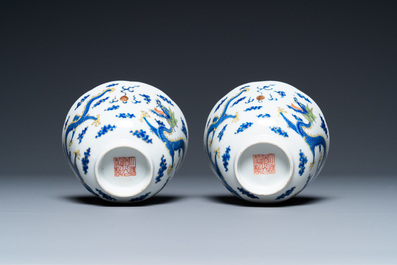 Une paire de bols &agrave; d&eacute;cor de dragons en porcelaine de Chine, marque et &eacute;poque de Daoguang