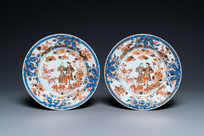 Een paar Chinese verte-Imari borden met 'Gouverneur Mc Duff' decor, Yongzheng