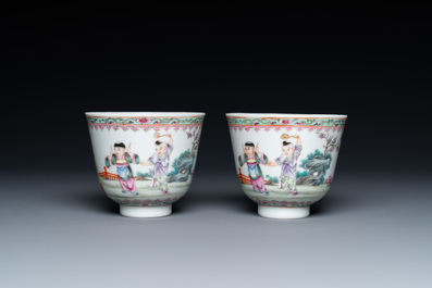 Une paire de tasses &agrave; vin en porcelaine de Chine famille rose &agrave; d&eacute;cor de gar&ccedil;ons jouants, marque de Qianlong, R&eacute;publique
