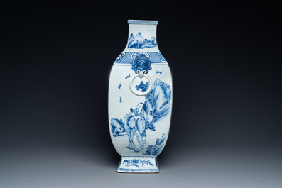 Een grote Chinese blauw-witte vaas met 'Vijf geleerden' decor, Qianlong