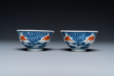 Een paar Chinese blauw-witte en ijzerrode koppen en een drakenbordje met gele fondkleur, Guangxu merk en periode