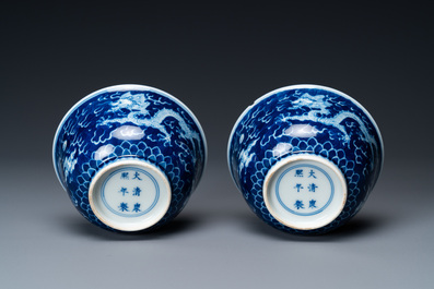 Une paire de bols en porcelaine de Chine en bleu et blanc &agrave; d&eacute;cor de dragons, marque de Kangxi, 19/20&egrave;me
