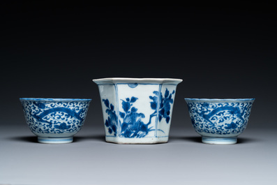 A Chinese hexagonal blue and white flower pot and two cups, Transitional period and later