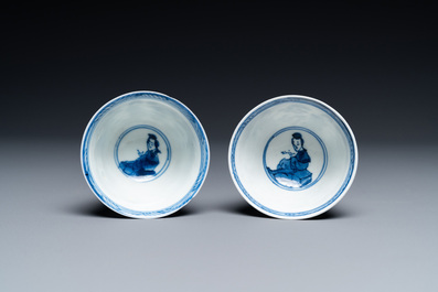 Een Chinese blauw-witte kom en een paar koppen en schotels, Kangxi
