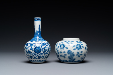 Un vase de forme bouteille en porcelaine de Chine 'p&acirc;te tendre' et un pot &agrave; eau en bleu et blanc, Qianlong et 19&egrave;me