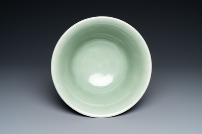 Een Chinese monochrome celadon kom met pioenslingers, Chenghua merk, 18/19e eeuw