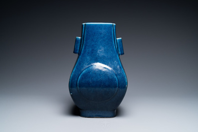 Un vase de forme 'fanghu' en porcelaine de Chine en bleu monochrome, marque et &eacute;poque de Guangxu