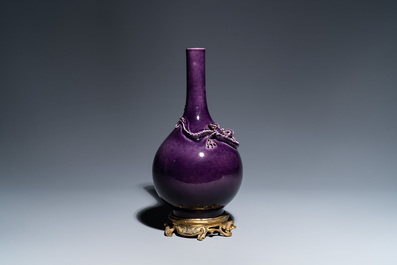 Un vase de forme bouteille en porcelaine de Chine en aubergine monochrome &agrave; monture en bronze dor&eacute;, marque de Qianlong, 19/20&egrave;me