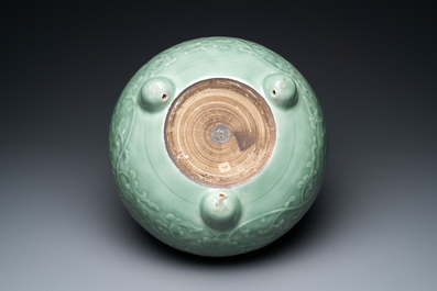 Een Chinese driepotige monochrome celadon wierookbrander met pioenslingers, 18/19e eeuw