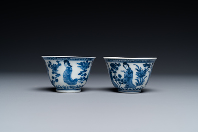 Un bol et une paire de tasses et soucoupes en porcelaine de Chine en bleu et blanc, Kangxi