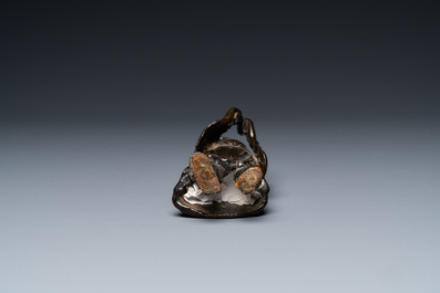 Een Chinese deels vergulde bronzen figuur van een geleerde, Ming