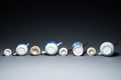 Quatre th&eacute;i&egrave;res couvertes en porcelaine de Chine en bleu et blanc, Kangxi