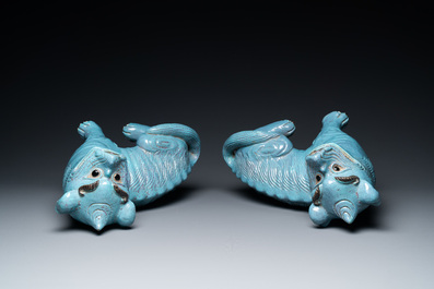 Une paire de grands qilins en porcelaine de Chine &agrave; &eacute;mail 'robin's egg', 19&egrave;me