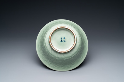 Een Chinese monochrome celadon kom met pioenslingers, Chenghua merk, 18/19e eeuw