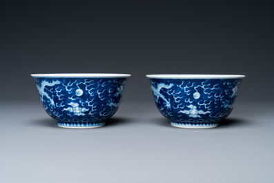 Een paar Chinese blauw-witte 'draken' kommen, Kangxi merk, 19/20e eeuw