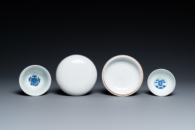 Un bol en porcelaine de Chine en blanc monochrome, un petit bol en bleu et blanc et une bo&icirc;te couverte &agrave; d&eacute;cor incis&eacute;, Ming et Qing