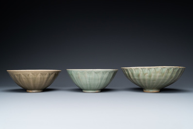 Trois bols en porcelaine de Chine en c&eacute;ladon monochrome &agrave; d&eacute;cor de lotus, Song