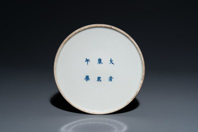 Een Chinese celadon-geglazuurde waterpot, Kangxi merk, 19e eeuw