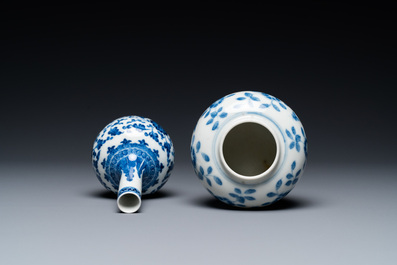 Un vase de forme bouteille en porcelaine de Chine 'p&acirc;te tendre' et un pot &agrave; eau en bleu et blanc, Qianlong et 19&egrave;me