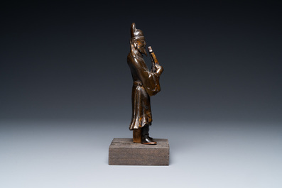 Een Chinese deels vergulde bronzen figuur van een geleerde, Ming