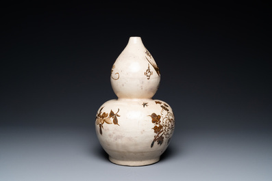 Un vase de forme double gourde en porcelaine de Chine de type Cizhou, Song/Yuan
