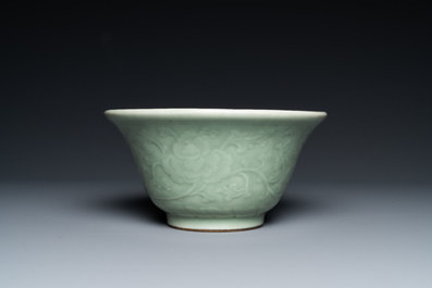 Een Chinese monochrome celadon kom met pioenslingers, Chenghua merk, 18/19e eeuw