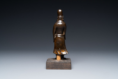 Une figure d'un lettr&eacute; en bronze partiellement dor&eacute;, Ming