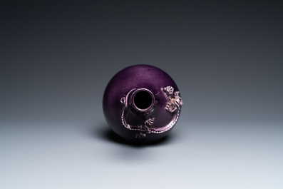 Un vase de forme bouteille en porcelaine de Chine en aubergine monochrome &agrave; monture en bronze dor&eacute;, marque de Qianlong, 19/20&egrave;me