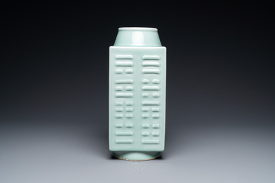 Een Chinese monochrome celadon 'cong' vaas met trigrammen, Guangxu merk, Republiek