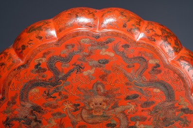 Une grande bo&icirc;te couverte lob&eacute;e en laque polychrome qiangjin et tianqi &agrave; d&eacute;cor de dragons, Chine, Kangxi/Qianlong