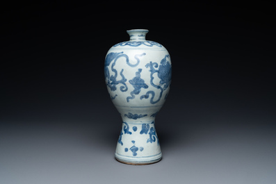 Een Chinese blauw-witte 'meiping' vaas met boeddhistische leeuwen, Ming