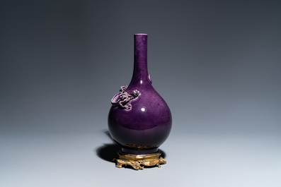 Een Chinese flesvormige monochrome aubergine vaas met vergulde bronzen montuur, Qianlong merk, 19/20e eeuw