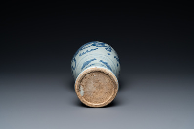 Un vase de forme 'meiping' en porcelaine de Chine en bleu et blanc &agrave; d&eacute;cor de lions bouddhistes, Ming