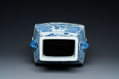 Un grand vase en porcelaine de Chine en bleu et blanc &agrave; d&eacute;cor des 'Cinq lettr&eacute;s', Qianlong