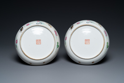 Une paire de coupes en porcelaine de Chine famille rose &agrave; d&eacute;cor de papillons, marque Xie Zhu Zhuren Zao, 19/20&egrave;me