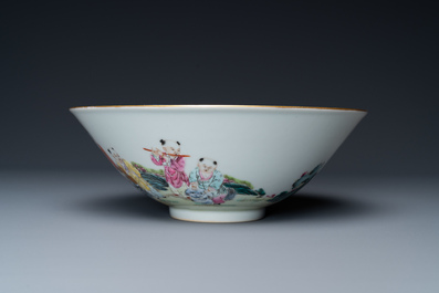 Un bol en porcelaine de Chine famille rose &agrave; d&eacute;cor de gar&ccedil;ons jouants, marque Lin Zhi Cheng Xiang, 20&egrave;me