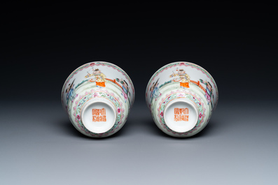 Une paire de tasses &agrave; vin en porcelaine de Chine famille rose &agrave; d&eacute;cor de gar&ccedil;ons jouants, marque de Qianlong, R&eacute;publique