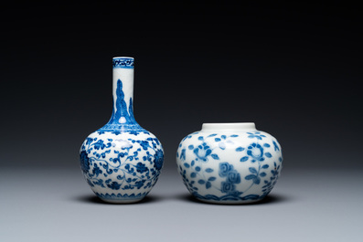 Een Chinees blauw-wit flesvormig Ming-stijl 'soft paste' vaasje en een waterpot, Qianlong en 19e eeuw