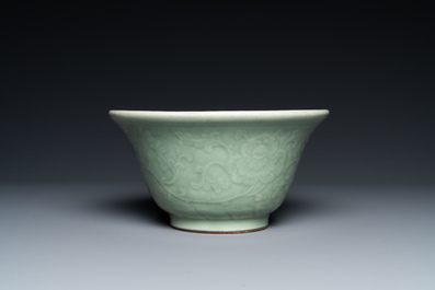 Een Chinese monochrome celadon kom met pioenslingers, Chenghua merk, 18/19e eeuw